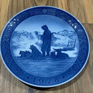 Royal Copenhagen winter dog sled Plate 1978 blue and white Denmark Plate